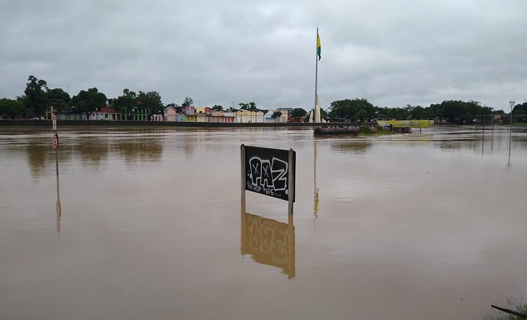 Rio Acre chega perto dos 15 metros, alaga estacionamento, quadra e ruas na Base