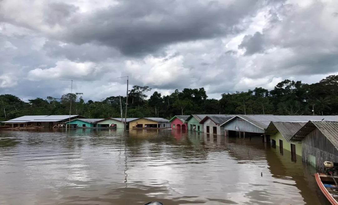 Rodrigues Alves: famílias dormem em barcos após terem casas invadidas por enchente