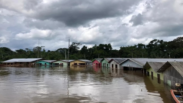 Rodrigues Alves: famílias dormem em barcos após terem casas invadidas por enchente