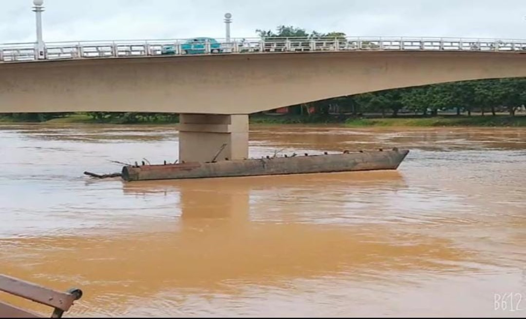 Bóia do bar Flutuante, famoso "Putanic", é levada pela correnteza do rio Acre após cheia; assista 