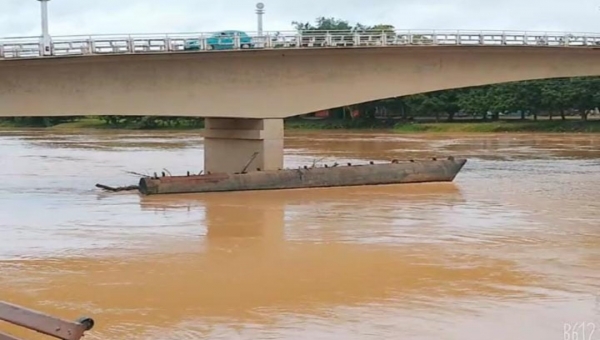 Bóia do bar Flutuante, famoso "Putanic", é levada pela correnteza do rio Acre após cheia; assista 