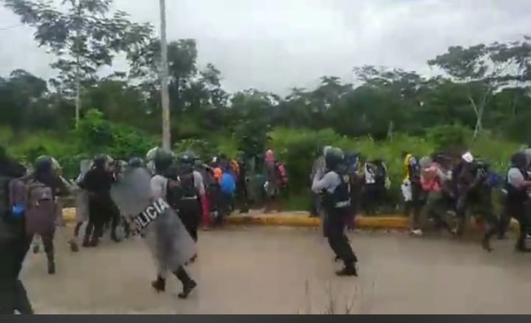 Imigrantes enfrentam forças de segurança peruanas na fronteira, que recuam e conseguem entrar no Peru; VEJA O VÍDEO