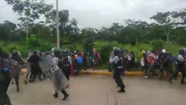 Imigrantes enfrentam forças de segurança peruanas na fronteira, que recuam e conseguem entrar no Peru; VEJA O VÍDEO