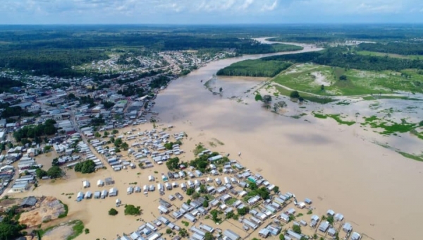 Nível do Tarauacá continua subindo e enchente já é considerada uma das maiores enfrentadas pelo município