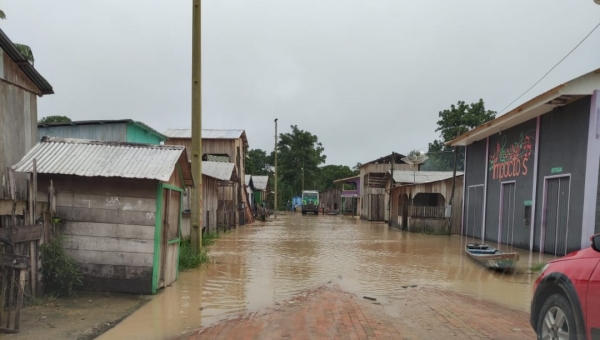 Em Jordão, enchente já atinge o bairro Kaxinawá e famílias começam a sentir os efeitos