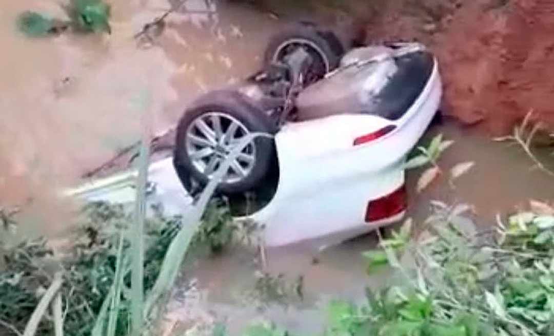 Motorista passa mal ao volante e carro vai parar dentro de bueiro, no Aeroporto Velho