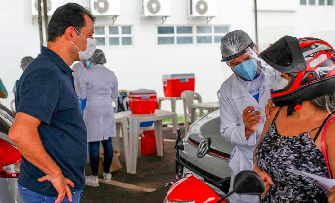 Roberto Duarte acompanha campanha de imunização e nega que Cruzeiro do Sul poderia atrasar a segunda dose da vacina