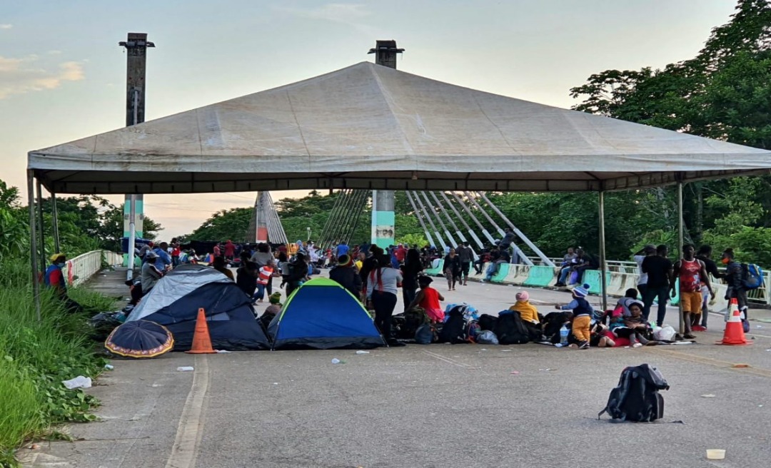 Imigrantes retornam para a Ponte da Integração após confronto com autoridades peruanas