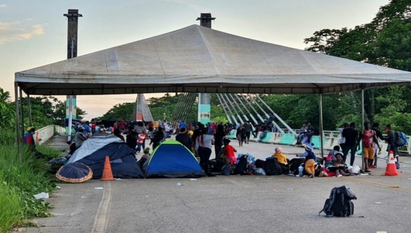 Imigrantes retornam para a Ponte da Integração após confronto com autoridades peruanas