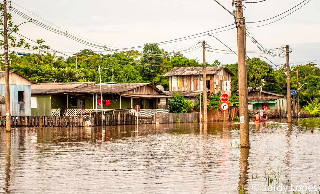 Mais de 450 pessoas deixaram suas casas por causa da cheia do rio Acre que atinge 19 bairros da Capital