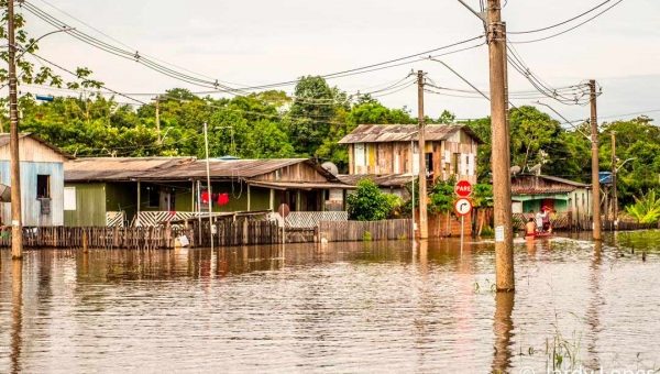 Mais de 450 pessoas deixaram suas casas por causa da cheia do rio Acre que atinge 19 bairros da Capital