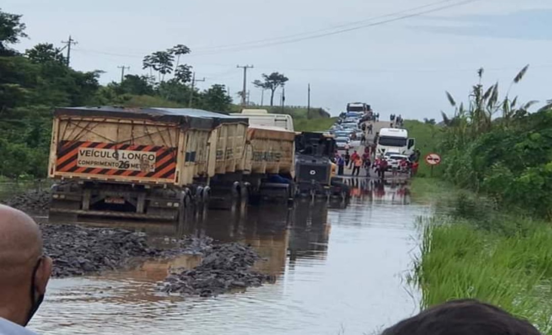 Carreta quebrada e trecho alagado interrompem tráfego na BR-364 e parte do Acre fica isolado pela rodovia