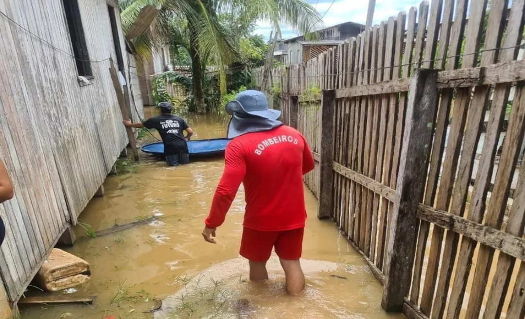 Rio Envira transborda e desabriga mais de 300 pessoas em Feijó 