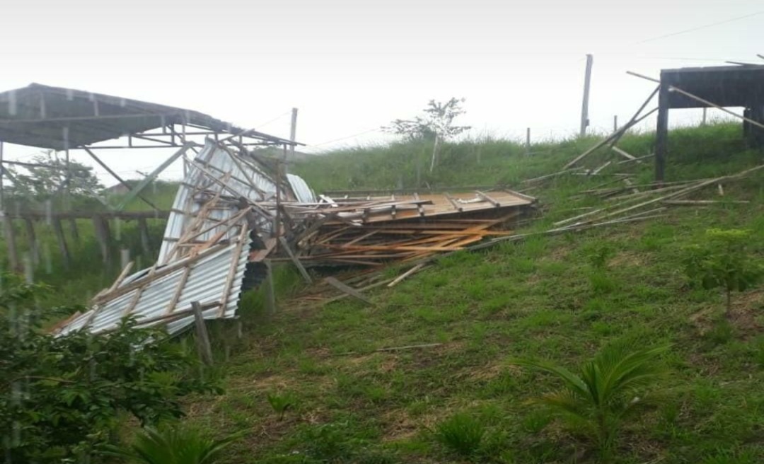 Vento forte derruba residência em construção na cidade de Jordão, interior do Acre 