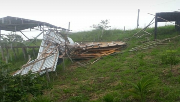 Vento forte derruba residência em construção na cidade de Jordão, interior do Acre 