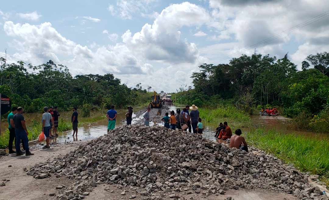 Caminhão atola em acesso de pedras feito pelo Dnit entre Sena e Manuel Urbano e BR-364 volta a ficar fechada