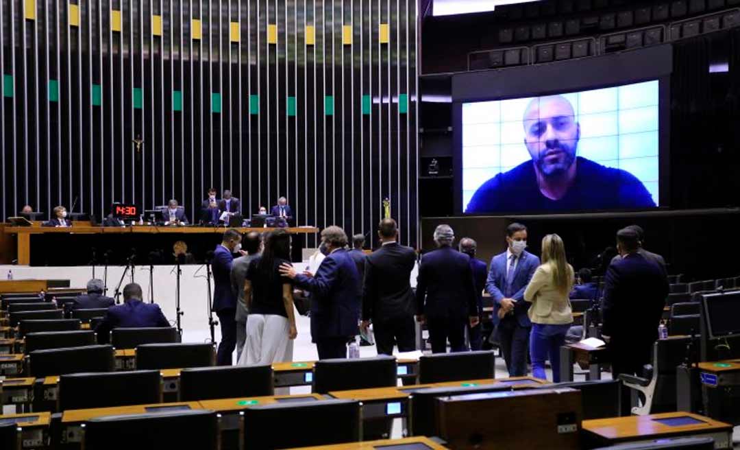 Com 364 votos a favor, Câmara decide manter prisão do deputado Daniel Silveira 