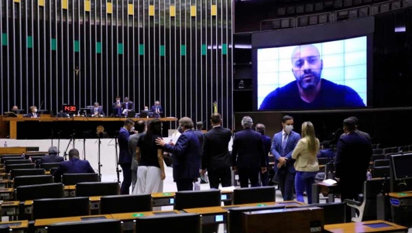 Com 364 votos a favor, Câmara decide manter prisão do deputado Daniel Silveira 