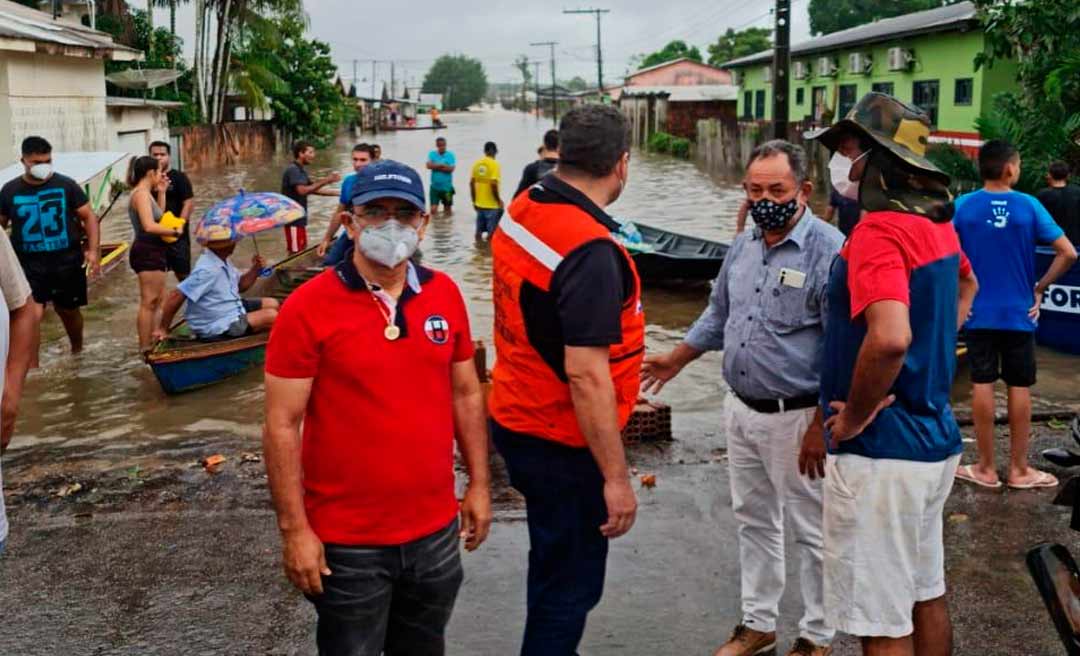 Deputado Luiz Gonzaga e prefeitos de Epitaciolândia, Brasiléia e Bujari doam sacolões para desabrigados em Tarauacá