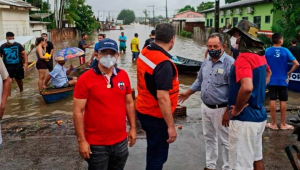 Deputado Luiz Gonzaga e prefeitos de Epitaciolândia, Brasiléia e Bujari doam sacolões para desabrigados em Tarauacá