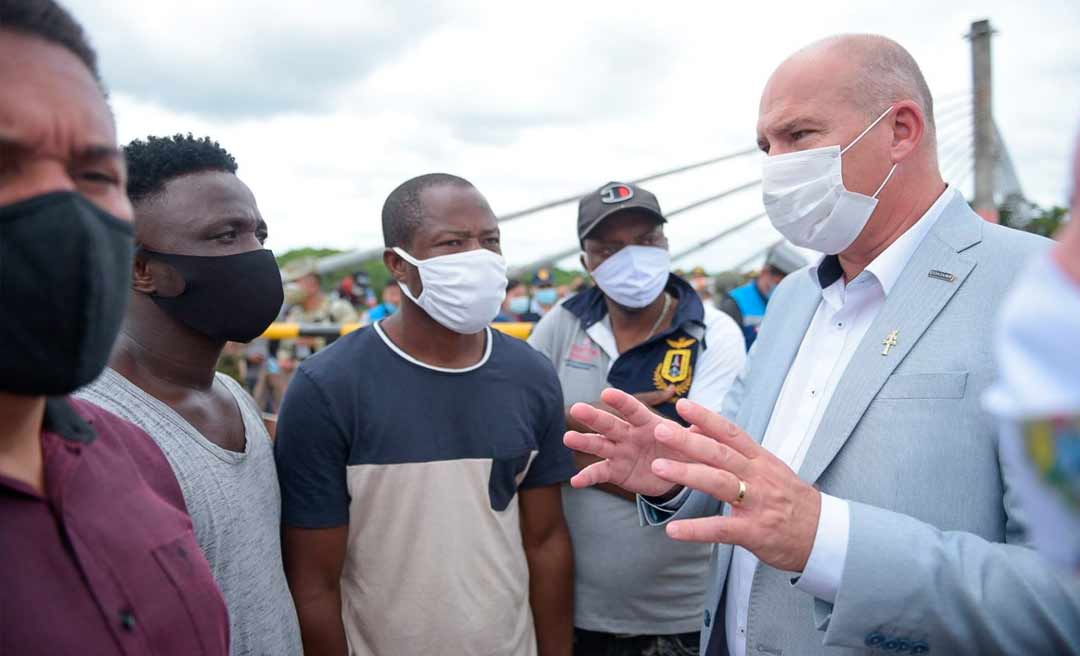 Emissários de Bolsonaro visitam imigrantes em Assis Brasil e conversam com governo peruano sobre conflito na fronteira