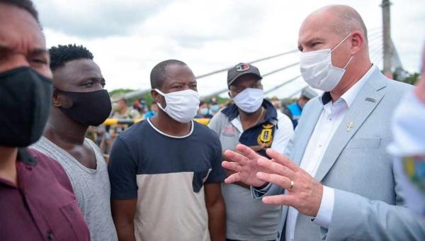 Emissários de Bolsonaro visitam imigrantes em Assis Brasil e conversam com governo peruano sobre conflito na fronteira