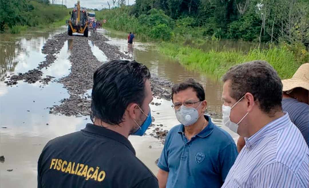 Luiz Gonzaga e Rocha acompanham obras de recuperação da BR-364, no trecho interditado por igarapé