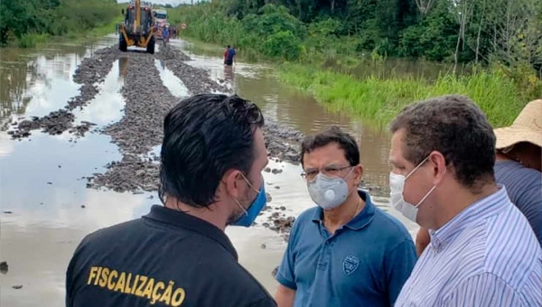 Luiz Gonzaga e Rocha acompanham obras de recuperação da BR-364, no trecho interditado por igarapé