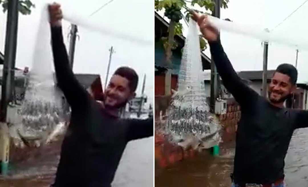 Homem pesca em rua alagada de Cruzeiro do Sul e mostra "fartura" de peixes