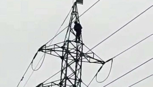 Homem sobe em torre de transmissão e bairros ficam sem energia elétrica em Rio Branco