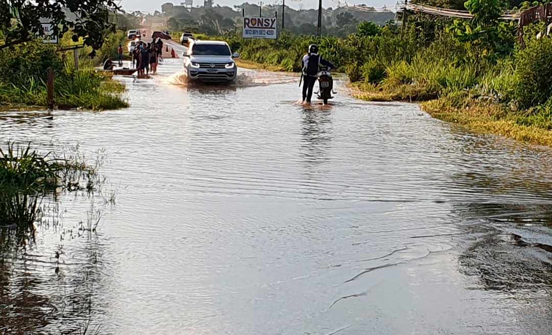 Nível de igarapé aumenta mais e apenas veículos passam em trecho que liga Rio Branco e Sena Madureira