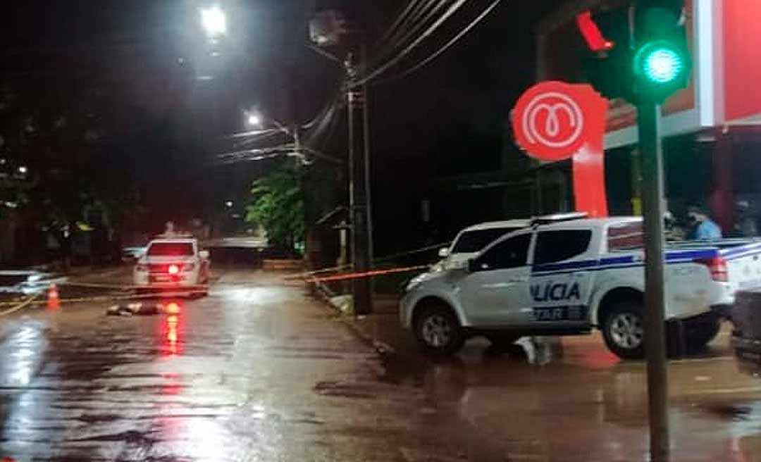 Populares encontram jovem morta em frente a drogaria na Baixada da Sobral