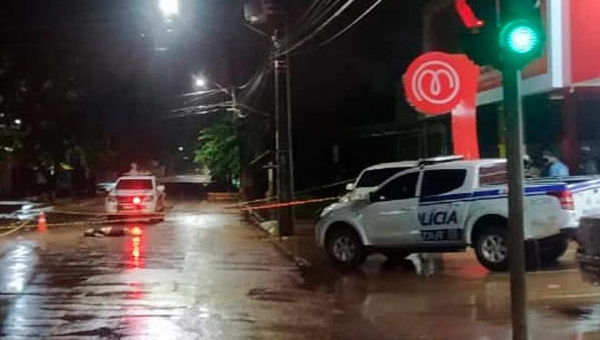 Populares encontram jovem morta em frente a drogaria na Baixada da Sobral