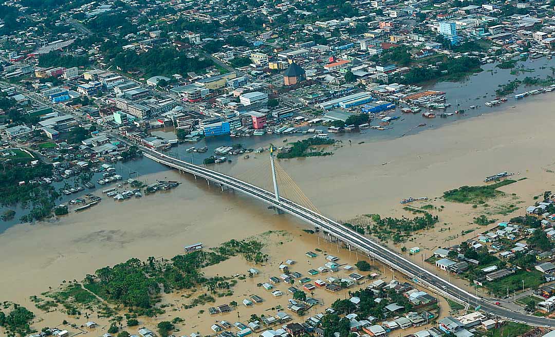 Gladson decreta estado de calamidade pública em 10 municípios do Acre por causa das enchentes