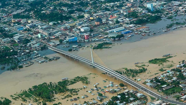 Gladson decreta estado de calamidade pública em 10 municípios do Acre por causa das enchentes