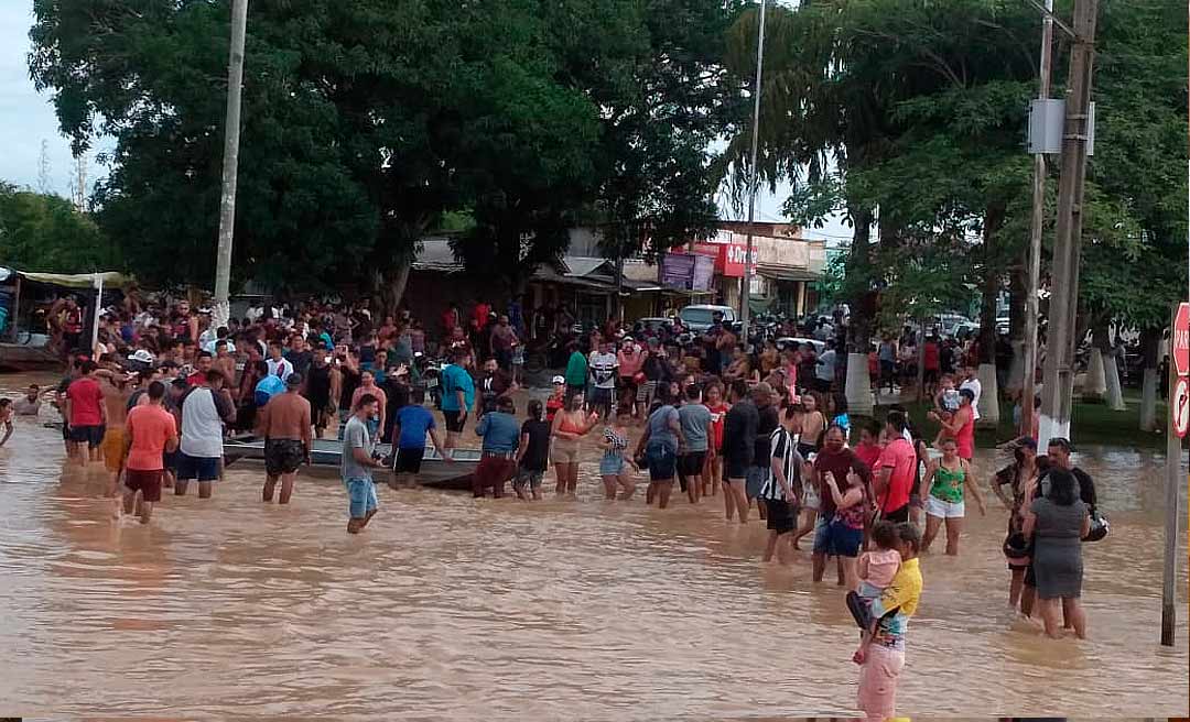 Vivendo cheia catastrófica e pandemia, centenas transformam centro alagado de Sena Madureira em "balneário"; deputado é flagrado