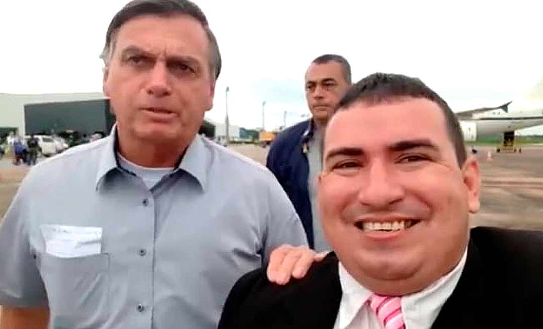 "Repórter Beijoqueiro" pede para beijar Bolsonaro na pista do aeroporto e presidente diz: "Lá em Brasília"