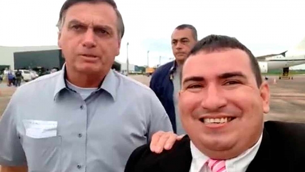 "Repórter Beijoqueiro" pede para beijar Bolsonaro na pista do aeroporto e presidente diz: "Lá em Brasília"