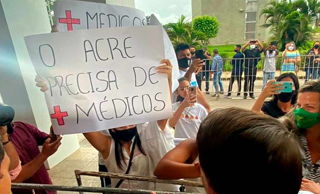 Manifestantes pedem flexibilização do registro do CRM na chegada de Bolsonaro ao Acre