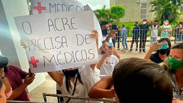 Manifestantes pedem flexibilização do registro do CRM na chegada de Bolsonaro ao Acre