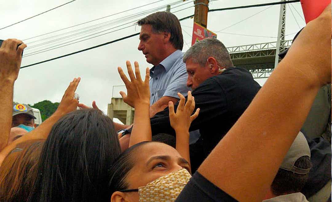 Em Sena, Bolsonaro desfila em caminhonete e é seguido por dezenas de fãs