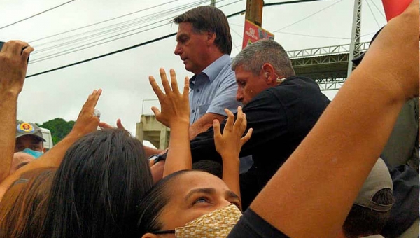 Em Sena, Bolsonaro desfila em caminhonete e é seguido por dezenas de fãs