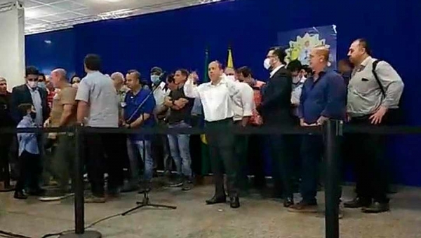 Irritado com pergunta de repórter, Bolsonaro abandona entrevista no Acre: "Acabou a coletiva"