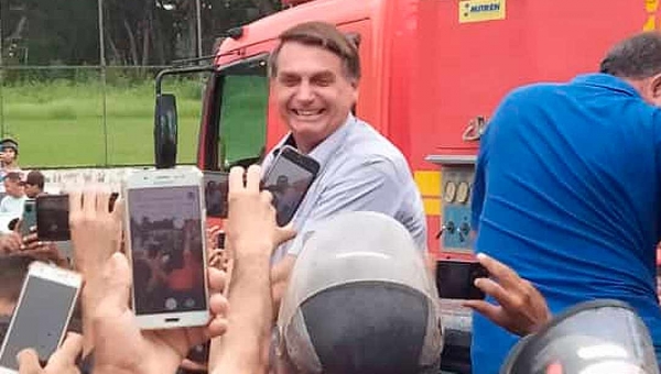 Sem máscara, Bolsonaro provoca aglomeração em Sena Madureira