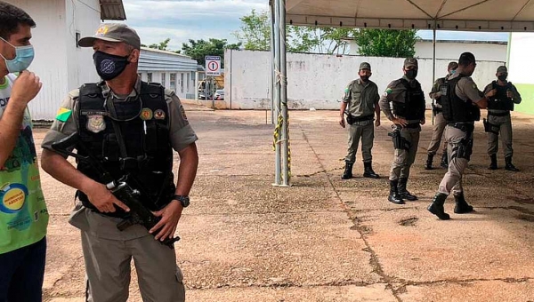 Vacinação em Rio Branco é marcada por desorganização, diz vereador; "polícia foi acionada"