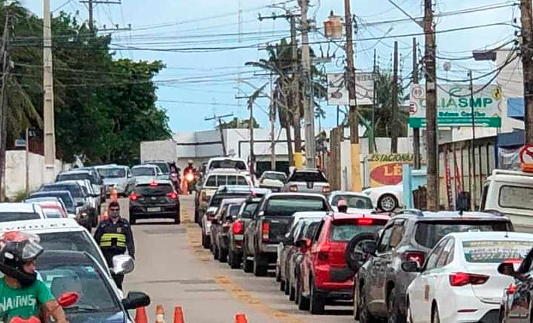 Desorganização da vacinação anticovid em Rio Branco gera tumulto no trânsito e insatisfação