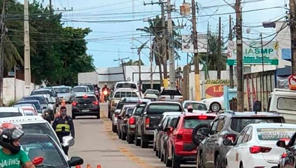 Desorganização da vacinação anticovid em Rio Branco gera tumulto no trânsito e insatisfação