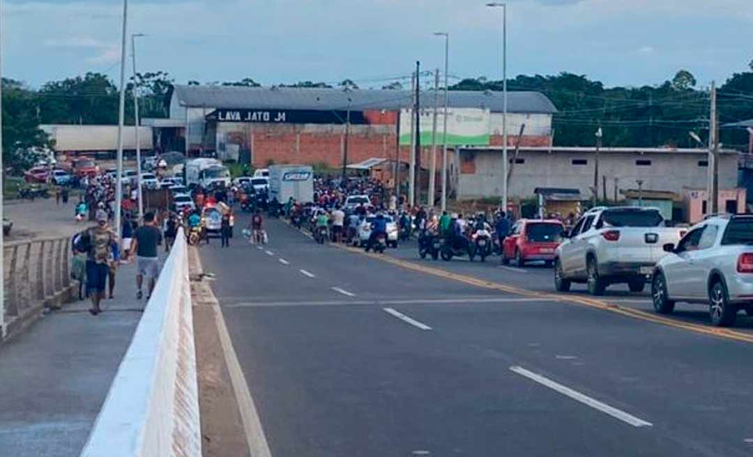 Moradores de Cruzeiro do Sul fecham Ponte da União em protesto pelo corte de energia elétrica