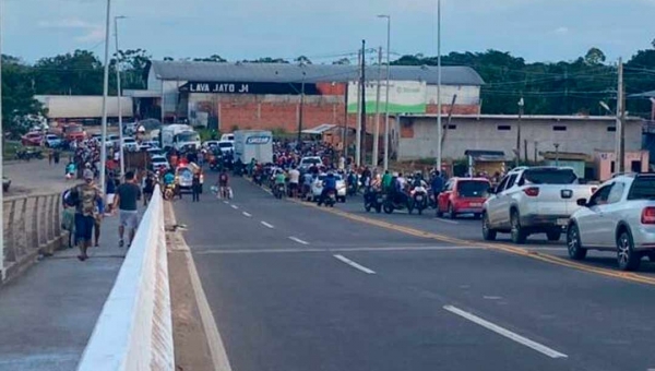 Moradores de Cruzeiro do Sul fecham Ponte da União em protesto pelo corte de energia elétrica