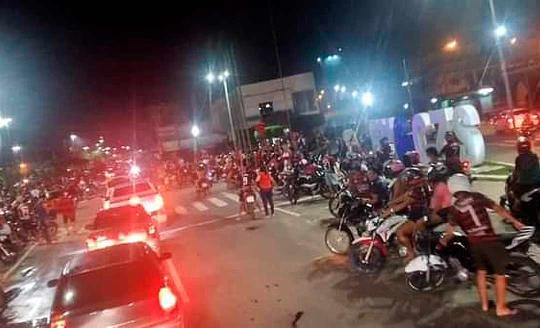 Torcida do Flamengo se aglomera em Rio Branco e Cruzeiro comemorando o título brasileiro